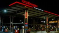 Deja olvidada a su mujer en una estación de servicio y se da cuenta 300 kilómetros después