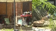 Sucios, con pañales y en la miseria: así han encontrado a 2 niños que vivián asilados del mundo