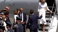 Otra polémica de los Macron: él le ofrece la mano para bajar una escalera y ella se la rechaza
