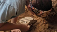 Los arqueólogos descubren en Casas del Turuñuelo el altar de mármol griego más antiguo del Mediterráneo occidental