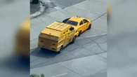 Un furgón blindado persigue a unos delincuentes en taxi después que intentaran asaltarlo