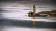 El agua riega la iglesia de Sant Romà