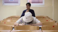 ¿Es justa la doble exigencia para los becados en la universidad? Muchos no llegan a segundo de carrera