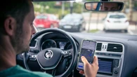 Pillan a un hombre conduciendo sin carnet, con su hijo en el maletero y hablando por el móvil