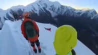 Muerte en la montaña: un alpinista se quita el arnés para hacerse un selfie, resbala y cae al vacío