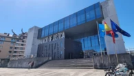 Agrede a un agente y rompe la puerta del juzgado porque tiene “miedo insuperable a la policía”