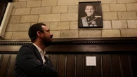 Girona coloca un retrato del rey Felipe VI hecho con fotografías del 1-0 en el salón de plenos