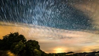 La Vía Láctea con la estrella fugaz Aurígida