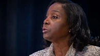 La juez falla que Lisa Cook siga de gobernadora en la Fed, pese a que Trump ordenó su despido