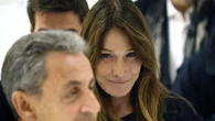 El atrevido gesto de Carla Bruni al desechar un micrófono tras la condena de Nicolas Sarkozy