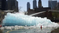 Un bloque gigante de hielo a remojo: la peligrosa campaña de marketing de Drake en Toronto