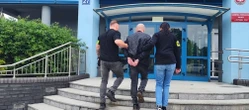 Co za zwyrodnialec! Łysy zbir rzucił się na 71-latkę pod bankiem! Bestialsko bił kobietę, próbując okraść