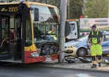 Z Warszawy Miejski autobus uderzył w słup. Półtoraroczne dziecko trafiło do szpitala
