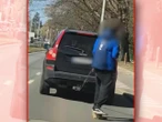 Brak wyobraźni! Jechał na deskorolce za Volvo. Za skrajnie głupi wybryk spotkała go kara