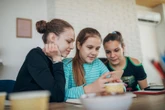 Bezpieczeństwo dziecka Aplikacja do śledzenia dziecka psuje wasze zaufanie? Sprawdź jak mądrze dbać o jego bezpieczeństwo