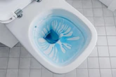 Domowe sposoby Brytyjscy hydraulicy tylko w ten sposób odtykają niedrożny odpływ. Bez przepychaczki i przekleństw. Odpływ toalety znów będzie działał, jak powinien