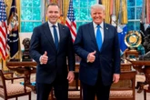 wizyta w stanach Nawrocki leci na urodziny prezydneta USA. Wiadomo, co wręczy w prezencie Trumpowi