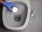Czas na porządki Brytyjczycy tak czyszczą swoje muszle klozetowe i dzięki temu oszczędzają na hydraulikach. W jedną noc usuwa kamień i sprawia, że odpływ jest drożny jak nowy