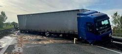 UTRUDNIENIA NA A4 Wypadek na A4! Ciężarówka wbiła się w bariery. Ogromne utrudnienia