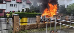 Liczyła się każda sekunda 40-latek o krok od spłonięcia żywcem. Z auta wyciągnął go policjant