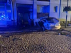 Chwile grozy Auto wbiło się w blok mieszkalny. Pijany 19‑latek zatrzymany przez policję