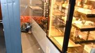 Nietypowe włamanie Włamał się do piekarni i zaczął jeść ciasta