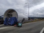 Zobacz zdjęcia! Część turbiny wiatrowej wypadła z ciężarówki. Gigantyczne utrudnienia na A4!