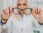 Sposób na okulary Genialny trik z TikToka na czyste okulary. Zapomnij o irytujących smugach
