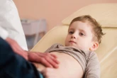 Stres u dziecka Ból brzucha ze stresu u dziecka? Sprawdź, jak rozpoznać somatyzację i pomóc maluchowi