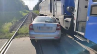 Opolskie Mogło dojść do strasznej tragedii. Kobieta wjechała osobówką wprost w przejeżdżający pociąg
