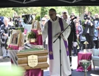 Fotel na cmentarzu Tego nikt się nie spodziewał! Tak wyglądało miejsce, gdzie pochowano Stanisławę Celińską. Na cmentarzu pojawił się fotel