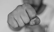 Przemoc domowa Areszt dla 19-latka. Młody oprawca bił i poniżał własną rodzinę