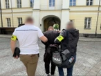 Akcja w Kobyłce Mieli rozbierać kradzione auta na części. Policja rozbiła nielegalny biznes