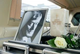 Spoczął obok ukochanej żony Tłumy na pogrzebie legendy. Grób Janusza Michałowskiego utonął w kwiatach