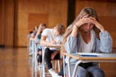 Egzamin ósmoklasisty 2026 Gorączka przed egzaminem ósmoklasisty z matematyki. Ucziowie boją się niespodzianek po polskim i w napięciu szukają "pewniaków"