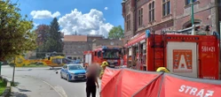 TRAGEDIA NA DOLNYM ŚLĄSKU Auto wjechało w kamienicę, nie żyje pasażerka. Pieszy uniknął śmierci o włos [WIDEO]