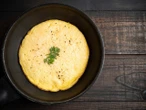 Kulinarny trik Puszysty omlet nie opadnie po usmażeniu. Wystarczy, że dodasz to do jajek