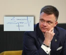 NIEOFICJALNE doniesienia Agenci weszli do urzędu w Otwocku. Szukali oryginalnego podpisu Szymona Hołowni!