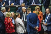 "Smutne to co robicie..." Nocne wpisy polityków PiS. Mowa o grzechu i pękającym sercu. i Ultimatum od Kaczyńskiego minęło o północy