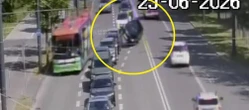 Wypadek w Lublinie Wypadek 19-latki w Lublinie. Toyota uderzyła w dwa auta i przewróciła się na bok