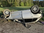 o krok od tragedii Koszmarny wypadek na Pomorzu! Pijany 22-latek dachował. Mężczyzna przewoził pasażerkę