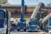 katastrofa Makabryczny wypadek na wiadukcie! Po zderzeniu pociągów dwa wagony runęły w dół