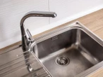 Domowe porady Prosty sposób na zatkany zlew. Ten tani trik z solą zastąpi hydraulika
