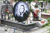 "Żyjesz w naszych sercach" Rok temu Mieszko R. zamordował Małgosię. Odwiedziliśmy ją na cmentarzu. Serce pęka: "Kochanej mamie"