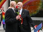 przełom we Wrocławiu Ryszard i Tomasz są już oficjalnie małżeństwem! Po 50 latach razem usłyszeli to w urzędzie