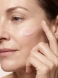 Strefa beauty BasicLab wprowadza Napinające serum liftingujące - widoczny efekt napięcia i wygładzenia już od pierwszej aplikacji