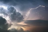 Najnowsza prognoza Nieznośny upał zostaje, a do tego burze i jeszcze to! "Gwałtowny przebieg"