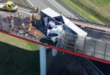 SZOK Litwin staranował bariery i zawisł na wiadukcie S8. Policja wystąpiła z szokującym wnioskiem