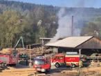 Wiadomości Pożar tartaku w Iwkowej o świcie. Kilkudziesięciu strażaków walczy z ogniem