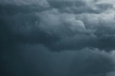 Najnowsza prongoza "Burze, lokalnie z gradem". Niebezpieczna pogoda nie odpuszcza. Tu będzie najgorzej